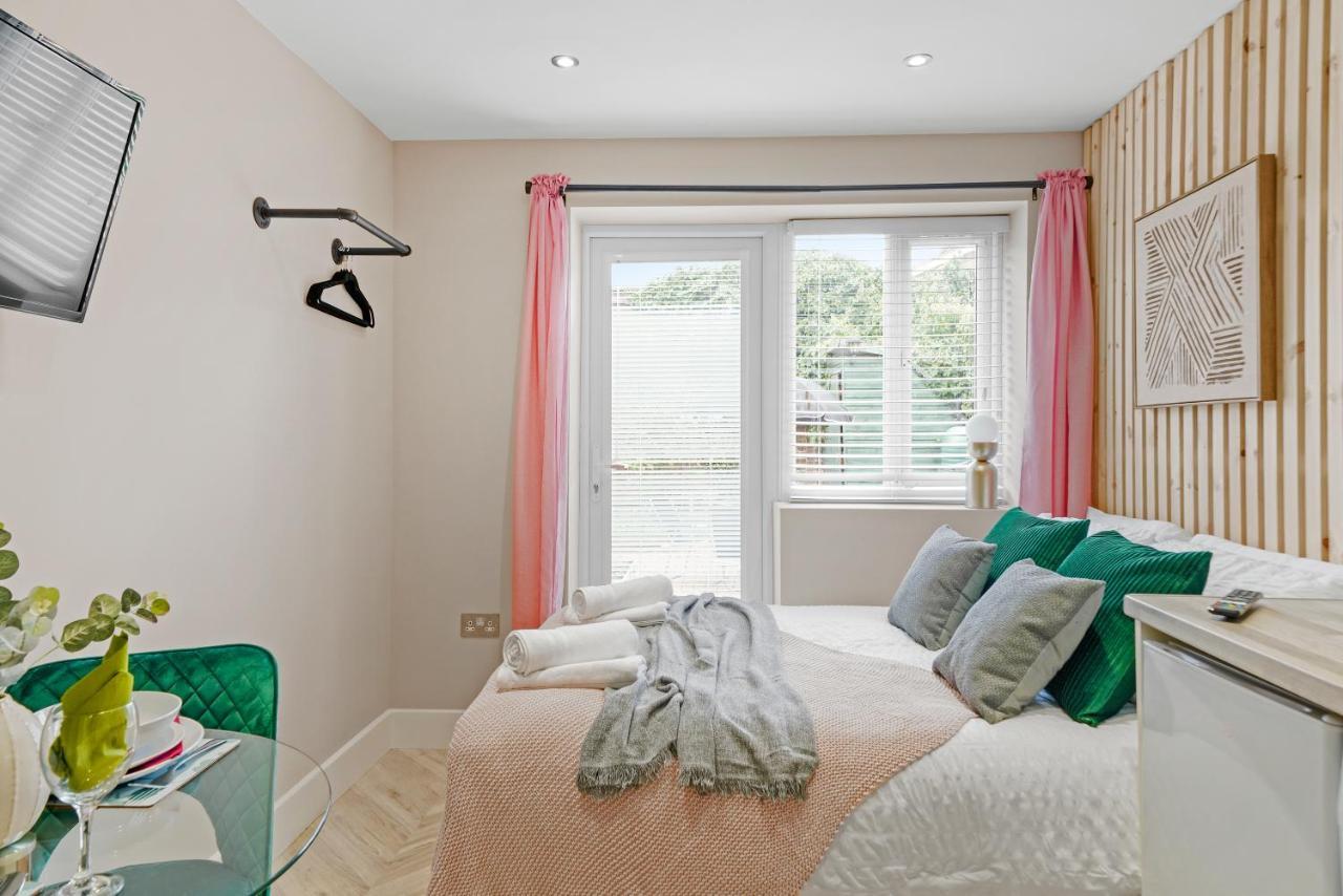 Boutique Heathrow Studio'S - Parking - Garden Apartment Harmondsworth Exterior photo